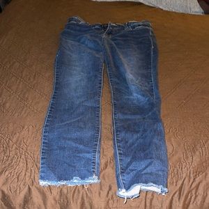 Woman’s raw hem skinny jeans